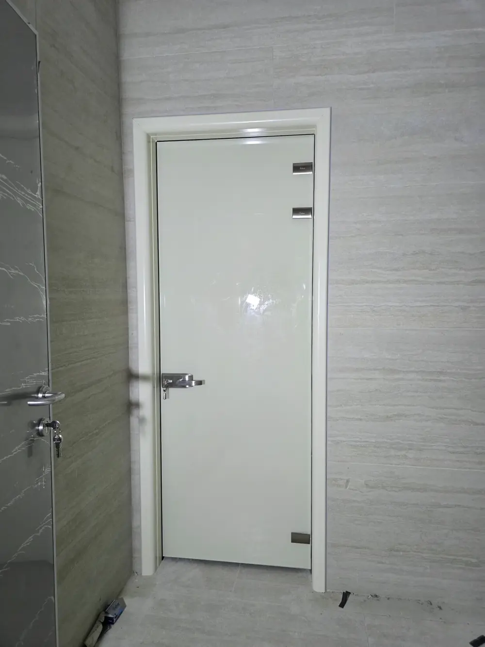 Ortaş cam detaylı ofis kapısı